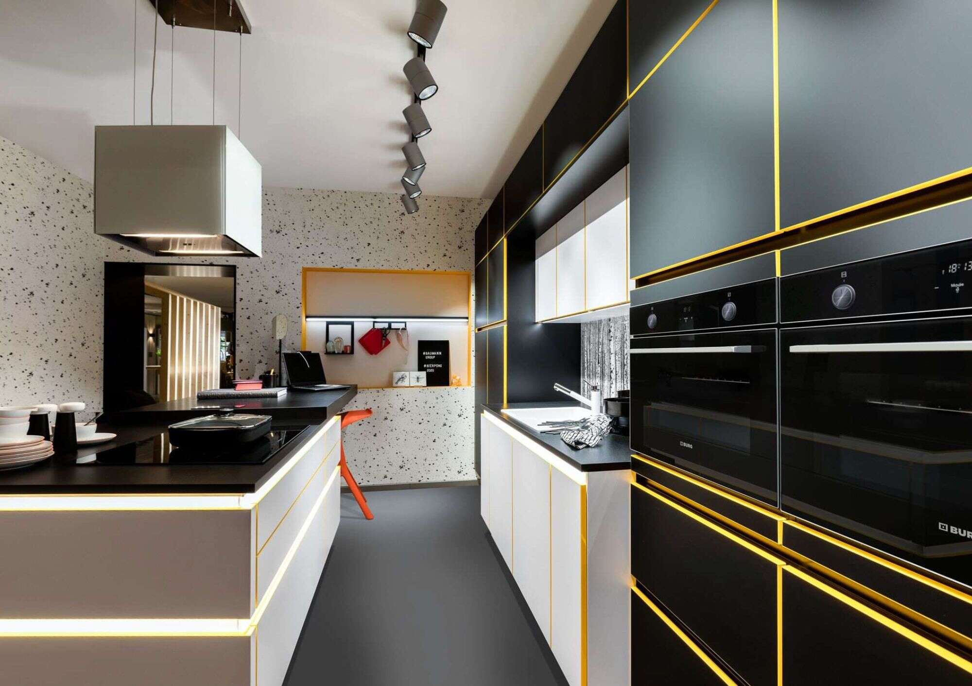 futuristische Küche mit gelben Farbakzenten