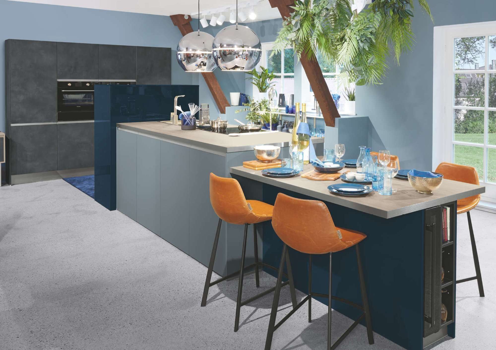 moderne Küche in blau mit hellen Akzenten